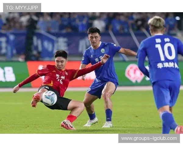 南京足球队迎战山西队展开激烈角逐 谁能笑到最后？