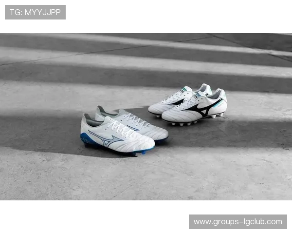 以灰色美津浓短钉足球鞋打造场上疾速控场高能竞赛新体验全面升级